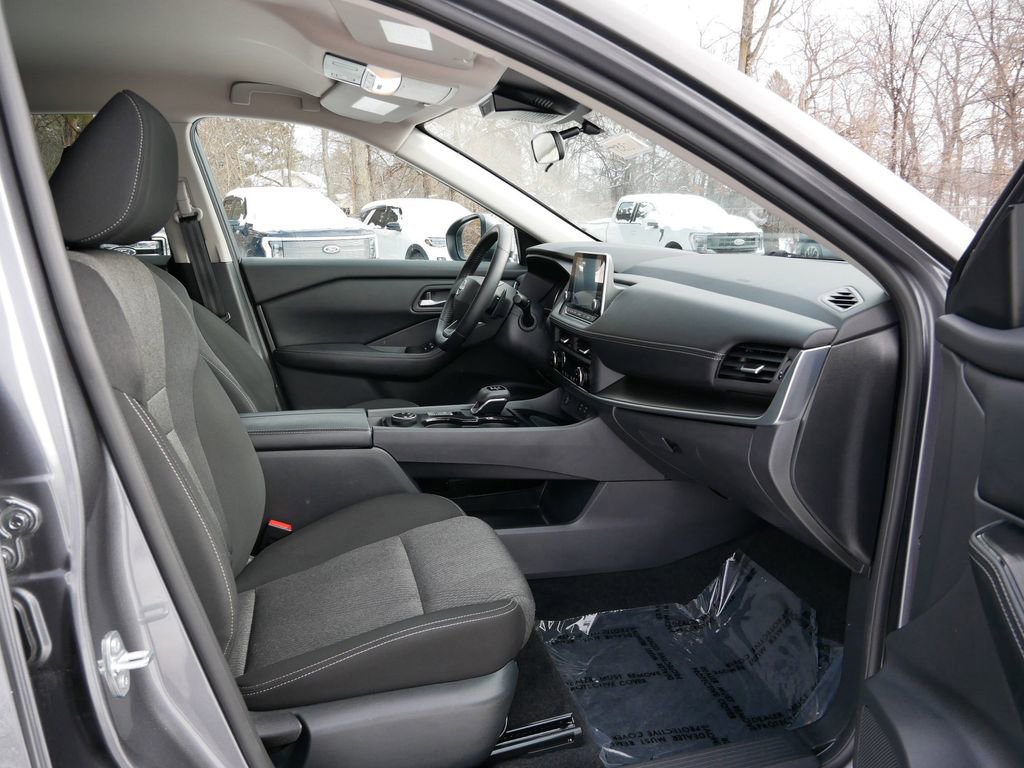 Used 2025 Nissan Rogue SV image 8