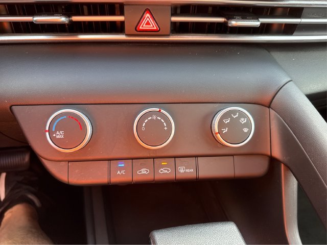 Used 2024 Hyundai Elantra SE FWD image 28