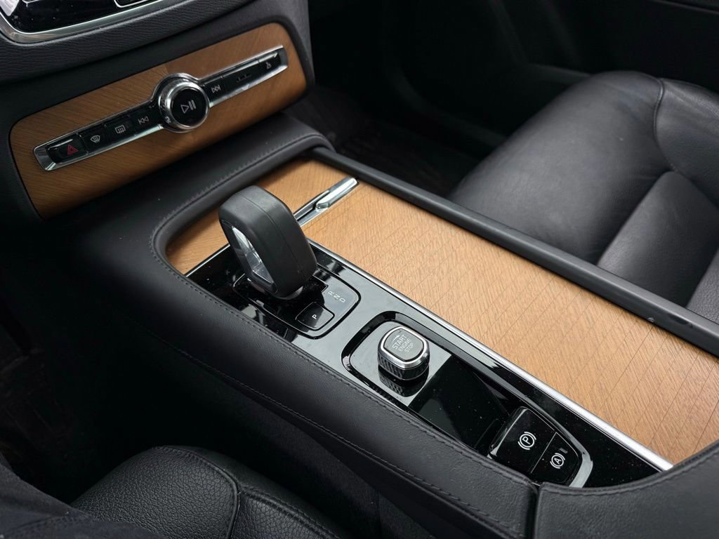 Used 2023 Volvo XC90 B6 Plus image 13