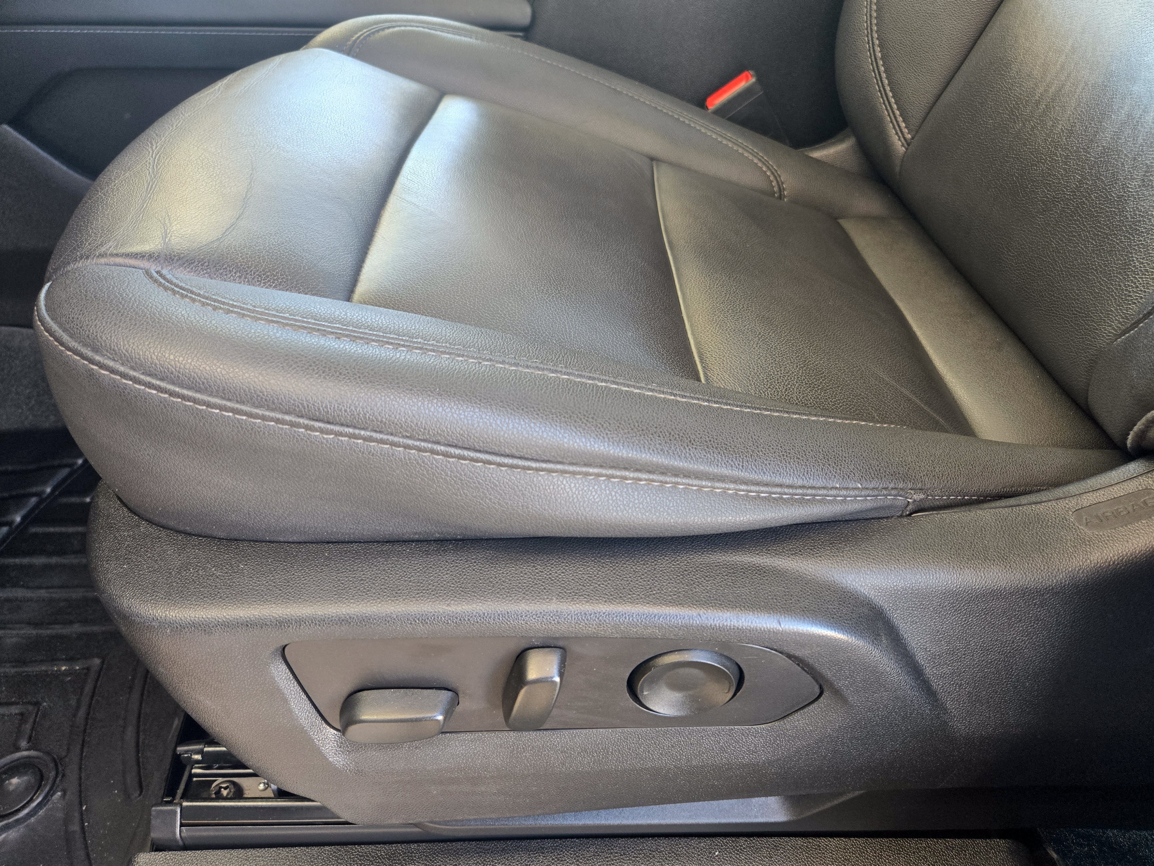 Used 2023 Chevrolet Tahoe Z71 w/ Luxury Package AWD/4WD image 19