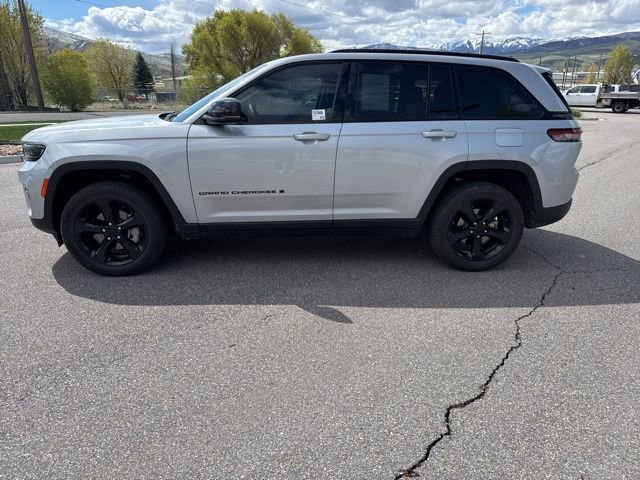 Used 2023 Jeep Grand Cherokee Limited w/ Luxury Tech Group II AWD/4WD image 3