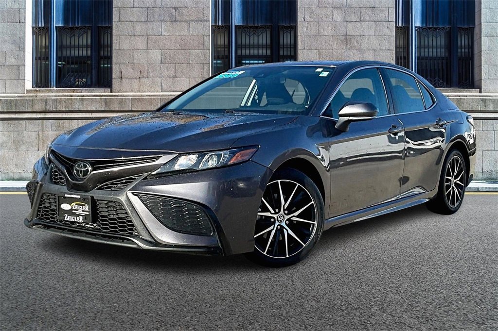 Used 2023 Toyota Camry SE image 2