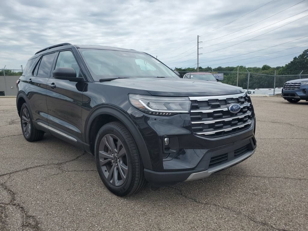 Certified 2025 Ford Explorer Active w/ Active Comfort Package AWD/4WD image 3