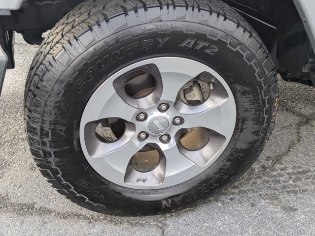 Used 2017 Jeep Wrangler Unlimited Sahara w/ Connectivity Group image 11