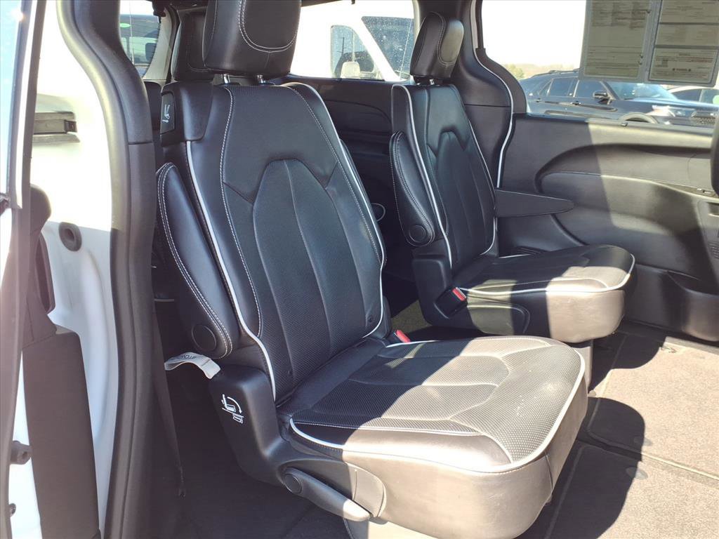 Used 2025 Chrysler Pacifica Limited image 8