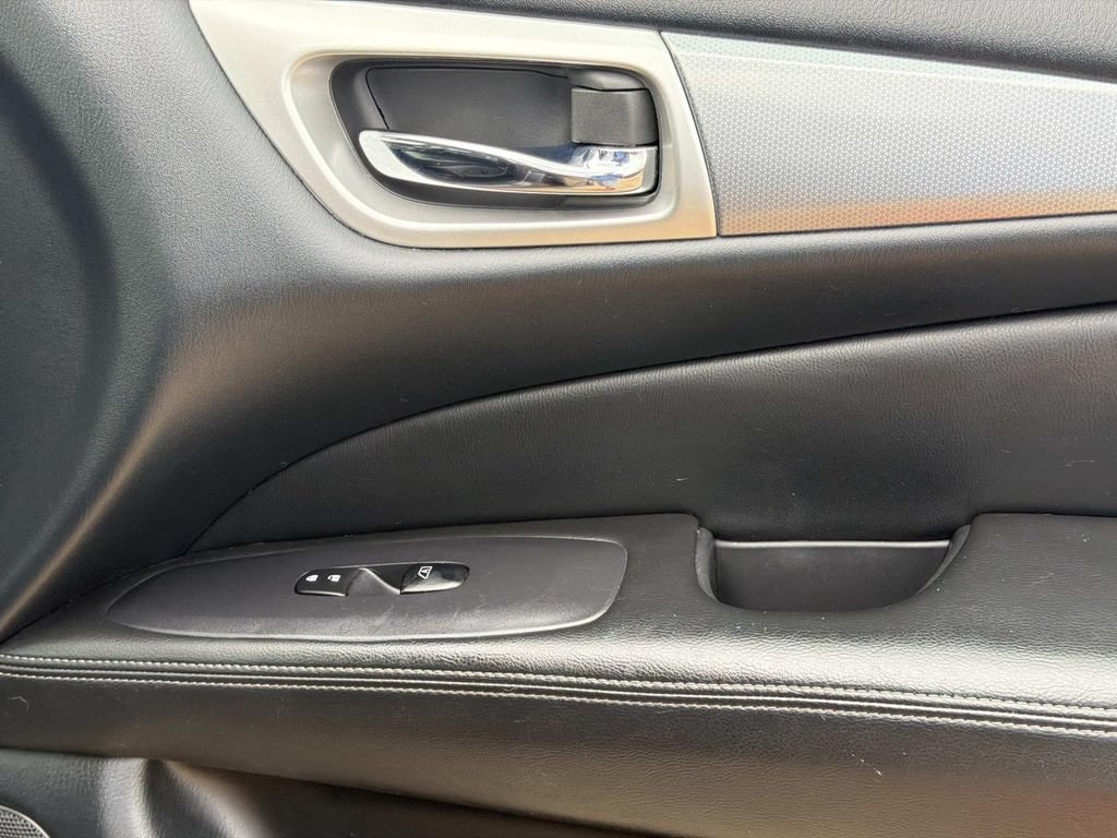Used 2020 Nissan Pathfinder SL FWD image 17