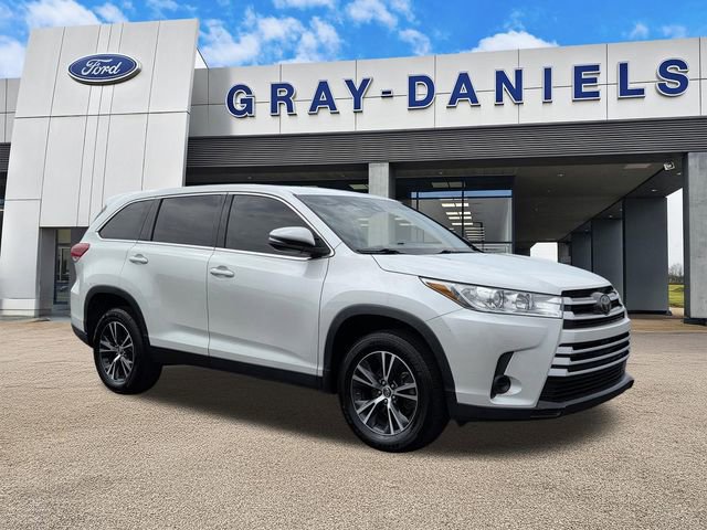 Used 2019 Toyota Highlander LE FWD image 1