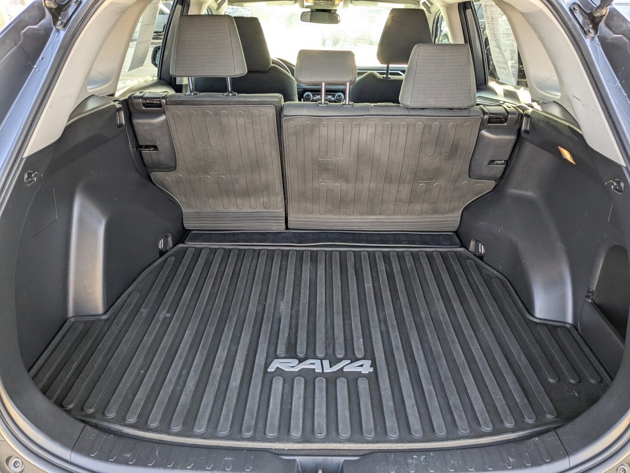 Used 2021 Toyota RAV4 LE image 13