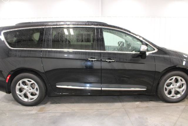 Used 2023 Chrysler Pacifica Limited FWD image 11