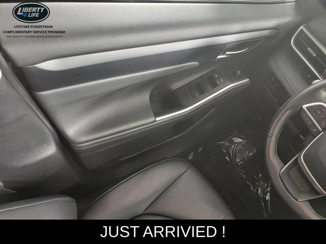 Used 2025 Toyota Highlander XLE AWD/4WD image 30