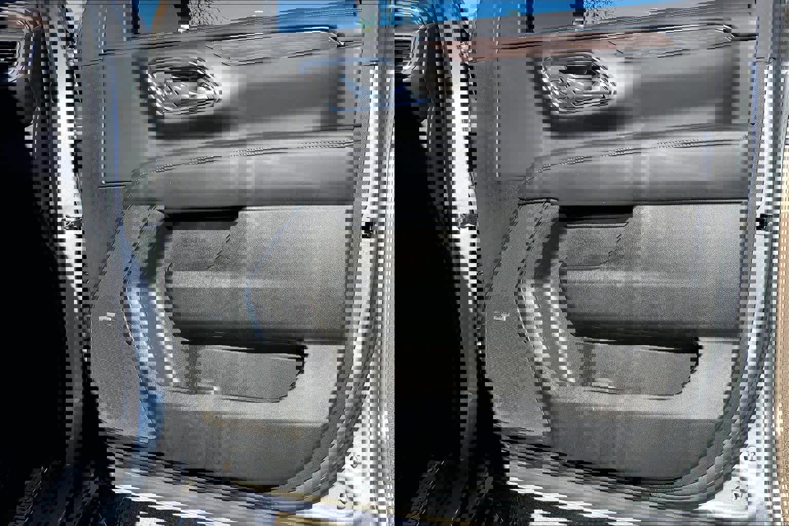 Used 2023 Chevrolet Suburban LT w/ Luxury Package image 22