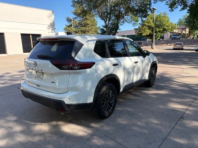 Used 2024 Nissan Rogue S AWD/4WD image 9