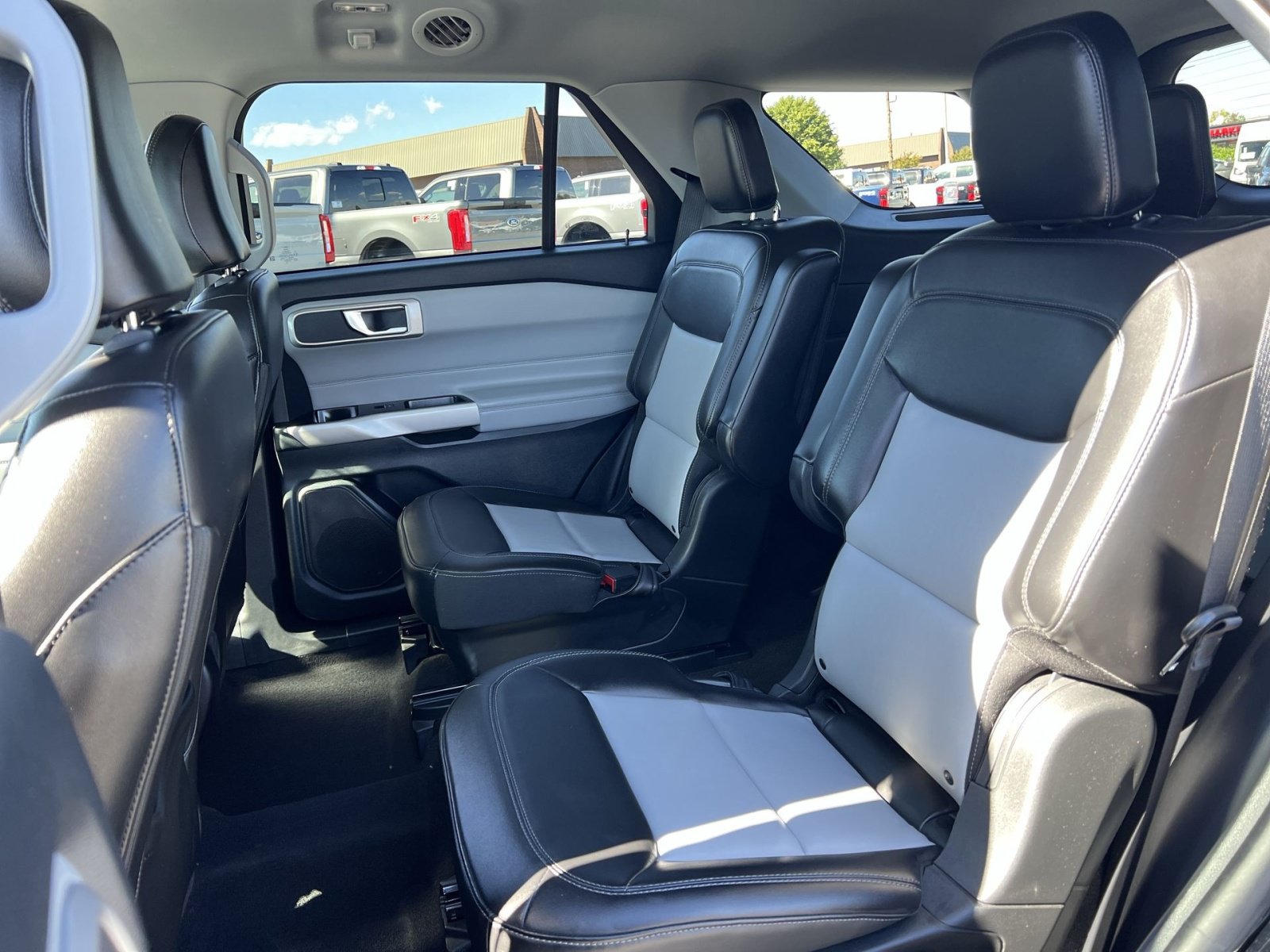 Certified 2024 Ford Explorer XLT w/ Equipment Group 202A RWD image 31
