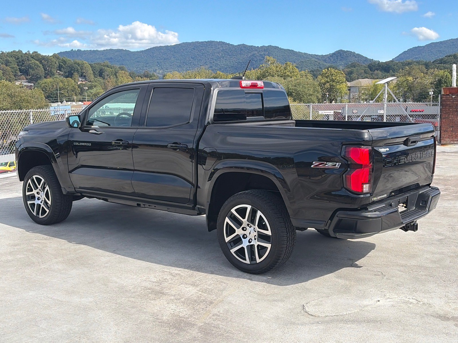 Used 2023 Chevrolet Colorado Z71 w/ Z71 Convenience Package 2 AWD/4WD image 5