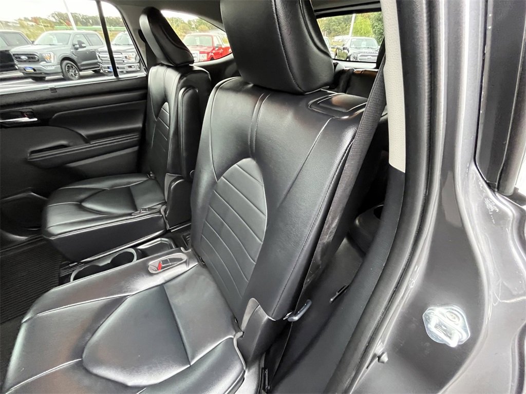 Used 2022 Toyota Highlander XLE image 24