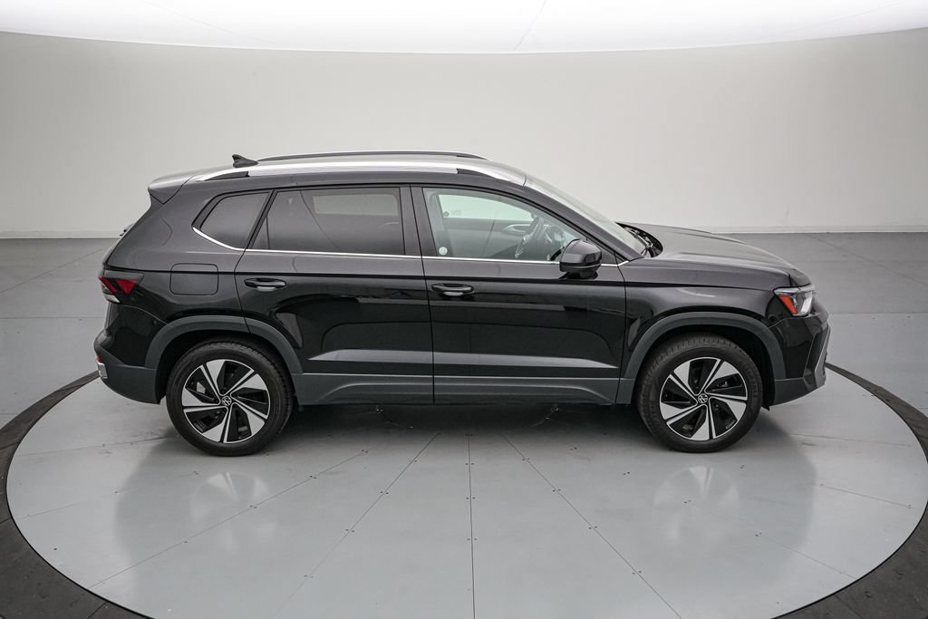 Used 2025 Volkswagen Taos SE AWD/4WD image 3
