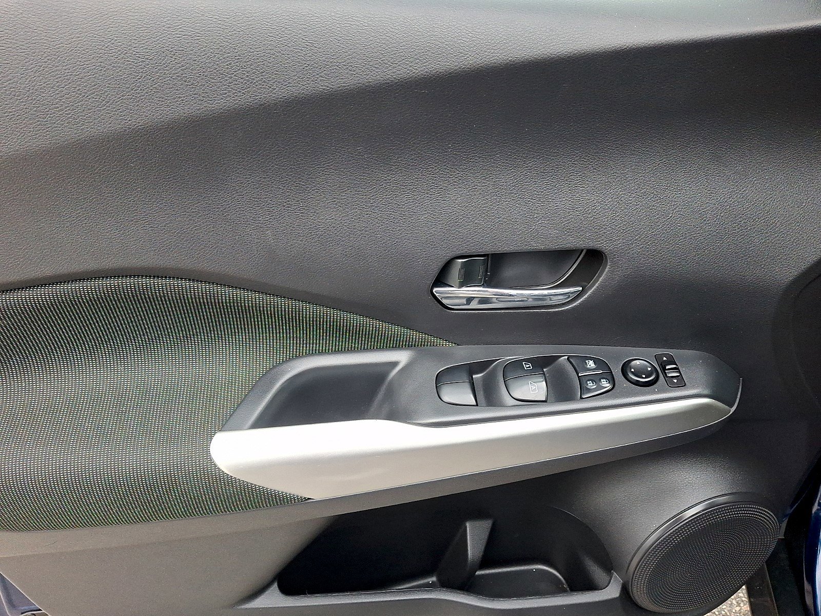 Used 2019 Nissan Kicks SV FWD image 11