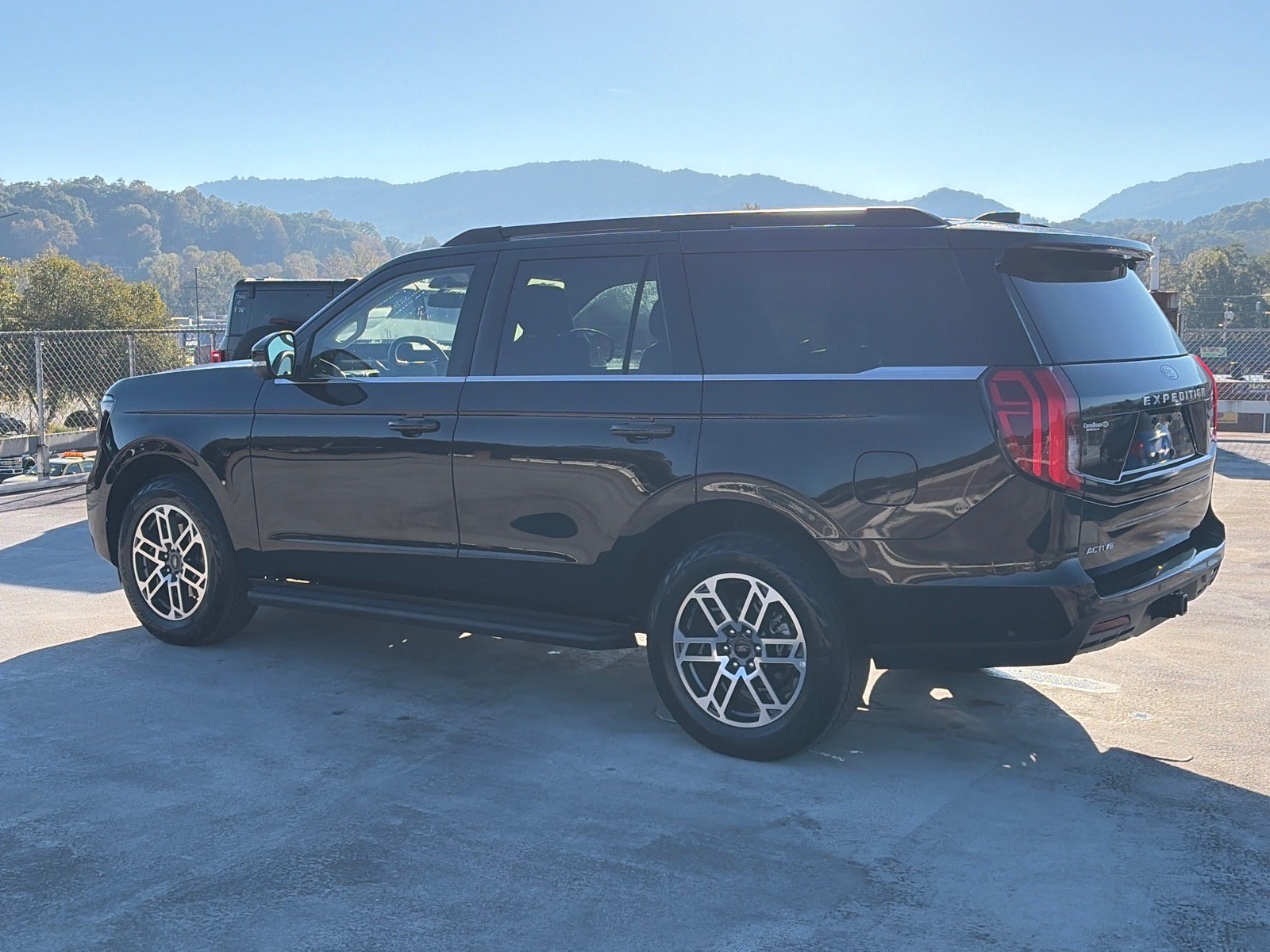 Certified 2025 Ford Expedition Active AWD/4WD image 4