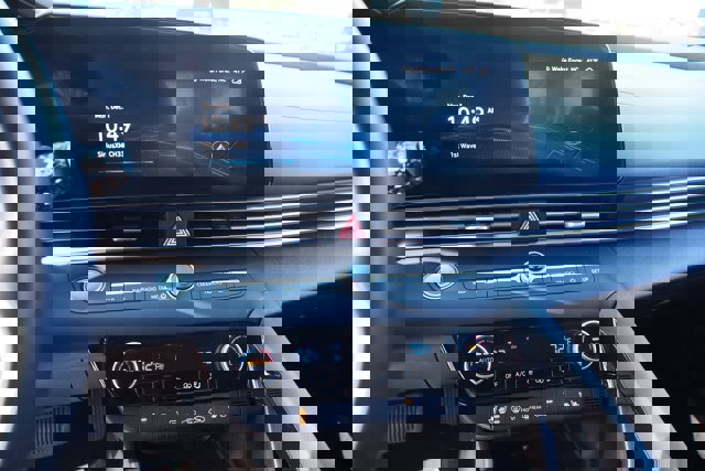 Used 2023 Hyundai Elantra Limited image 23