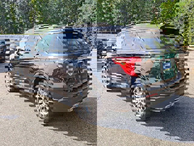 Certified 2022 Ford Explorer XLT w/ Equipment Group 202A image 5