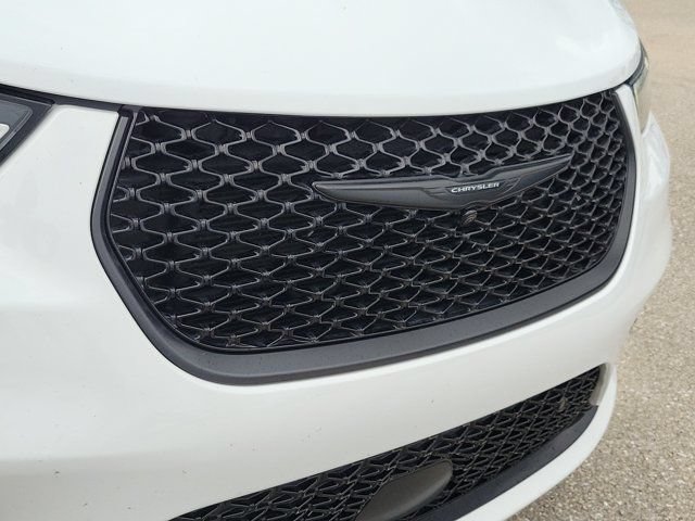 Used 2021 Chrysler Pacifica Touring-L w/ Premium & Safety Sphere Group FWD image 13