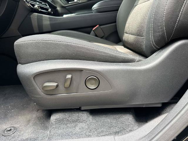 Used 2025 Chevrolet Traverse LT FWD image 16