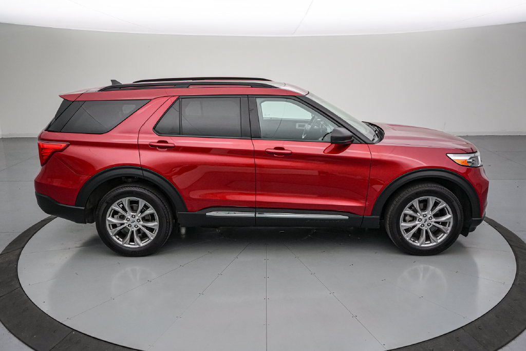 Certified 2024 Ford Explorer XLT w/ Equipment Group 202A AWD/4WD image 3