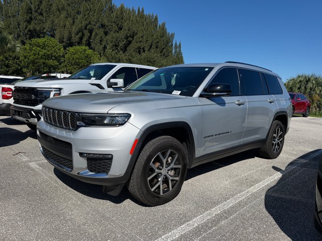 Used 2023 Jeep Grand Cherokee L Limited w/ Trailer Tow Group (B) AWD/4WD image 3