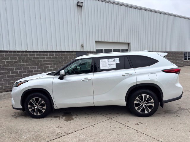 Used 2022 Toyota Highlander XLE AWD/4WD image 11