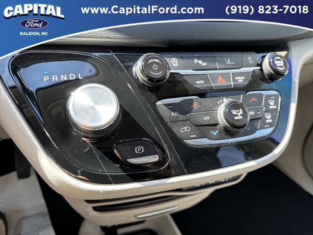 Used 2024 Chrysler Pacifica Touring-L image 27