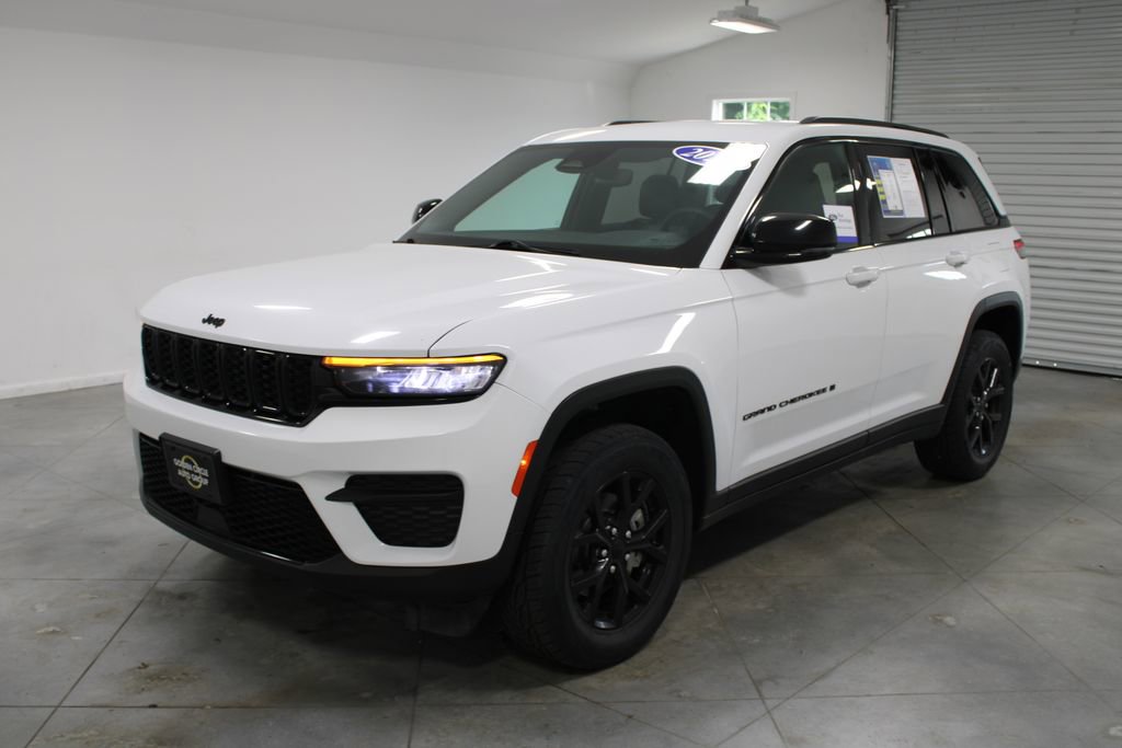 Used 2024 Jeep Grand Cherokee Altitude AWD/4WD image 5