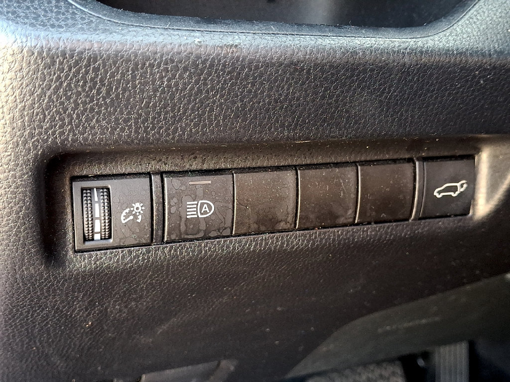 Used 2021 Toyota RAV4 XLE w/ Convenience Package FWD image 25