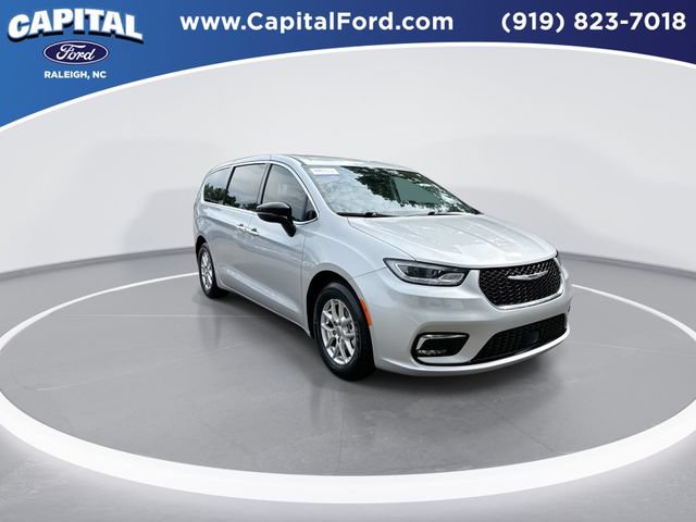 Used 2024 Chrysler Pacifica Touring-L FWD image 2