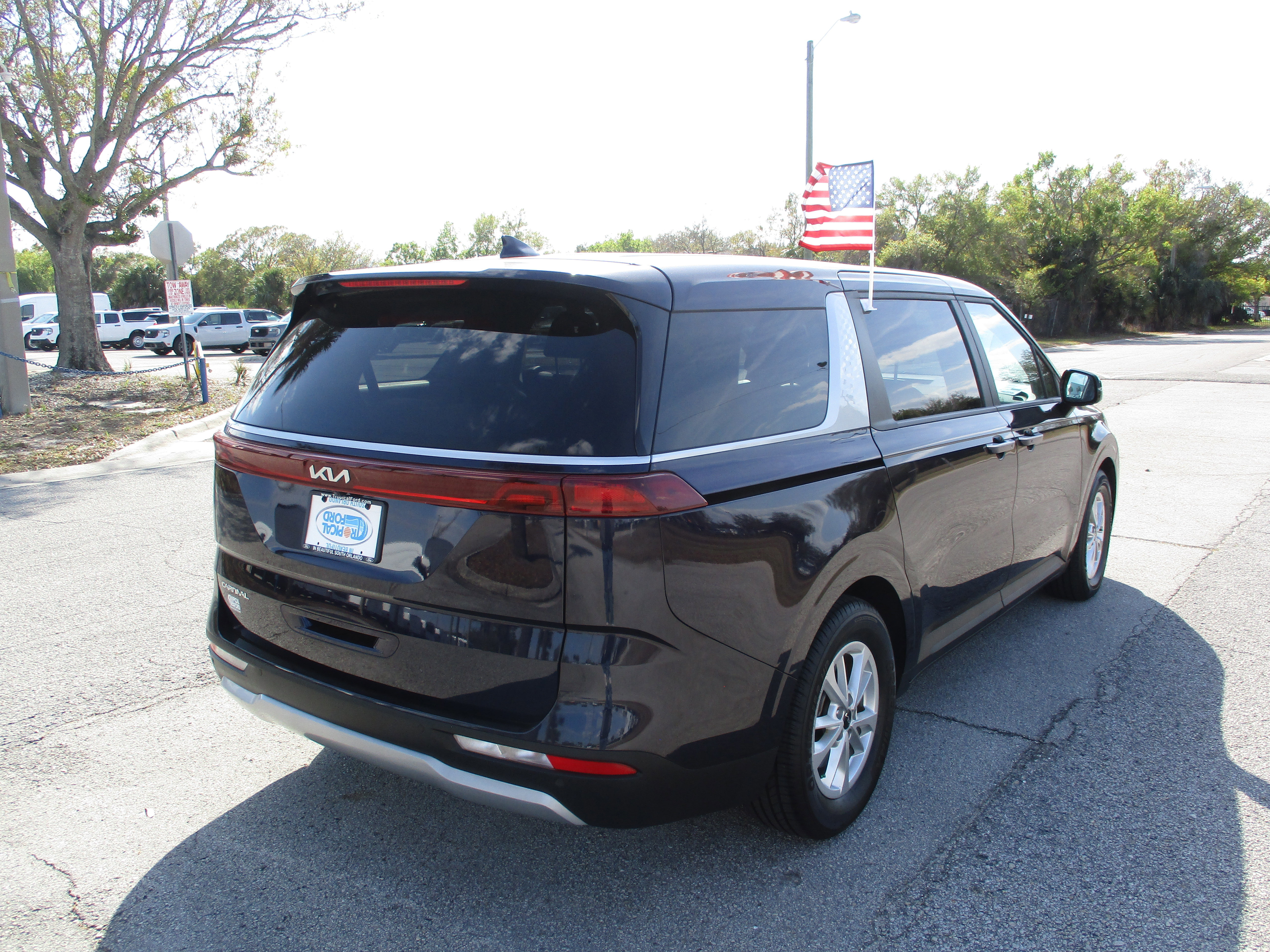 Used 2024 Kia Carnival LX image 5