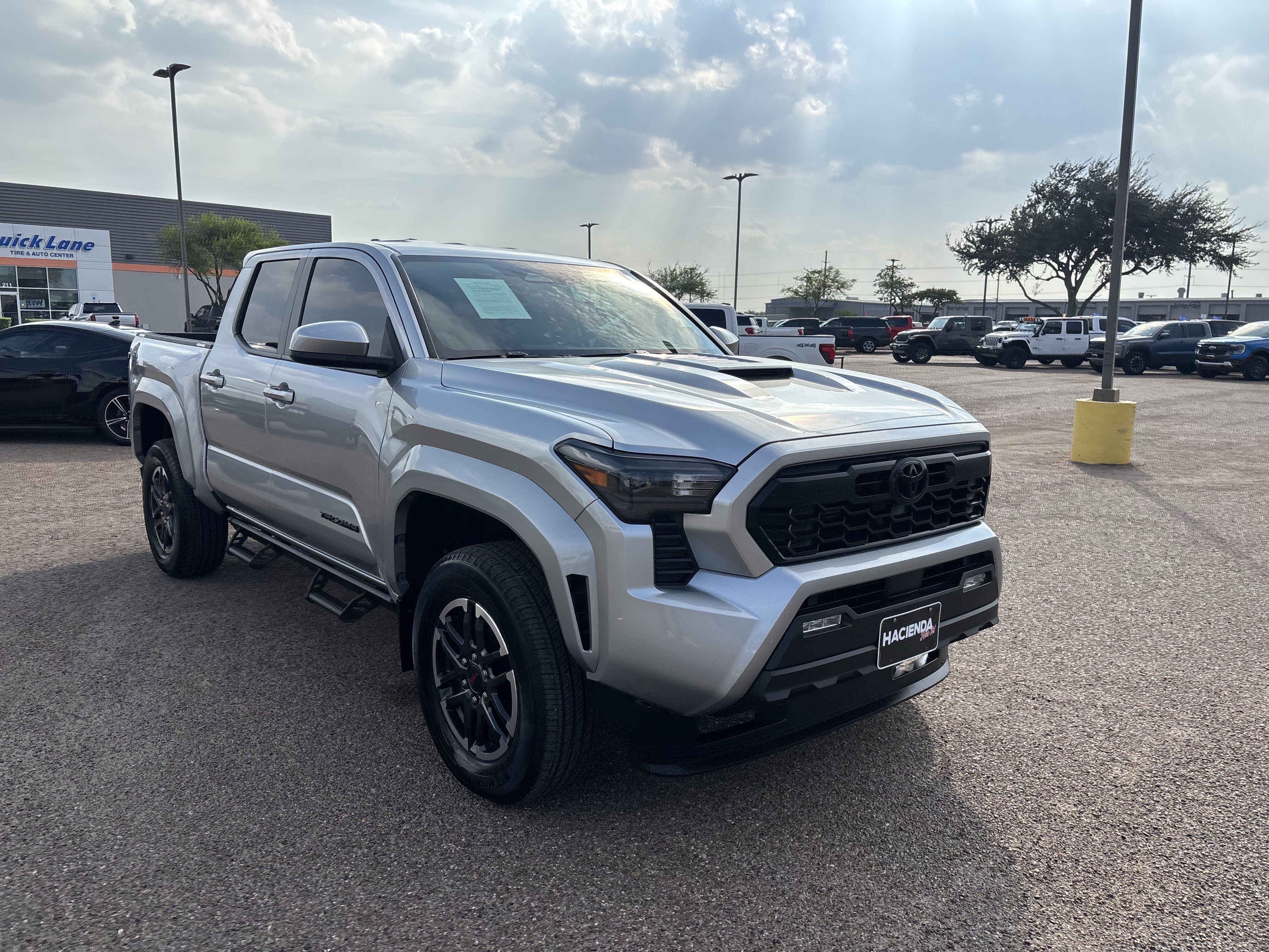 Used 2024 Toyota Tacoma TRD Sport AWD/4WD image 5