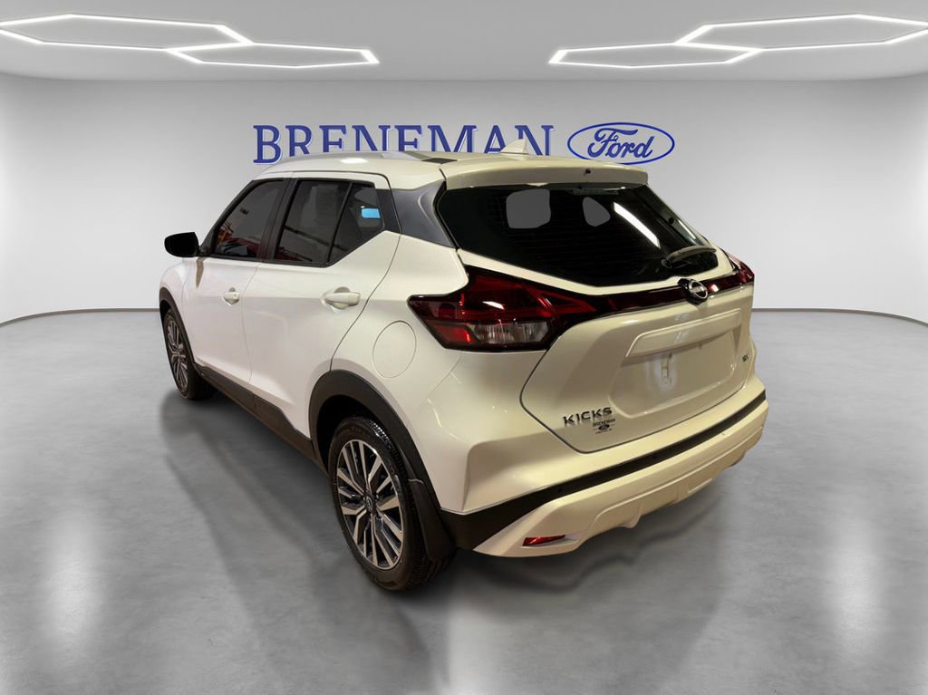 Used 2022 Nissan Kicks SV image 3