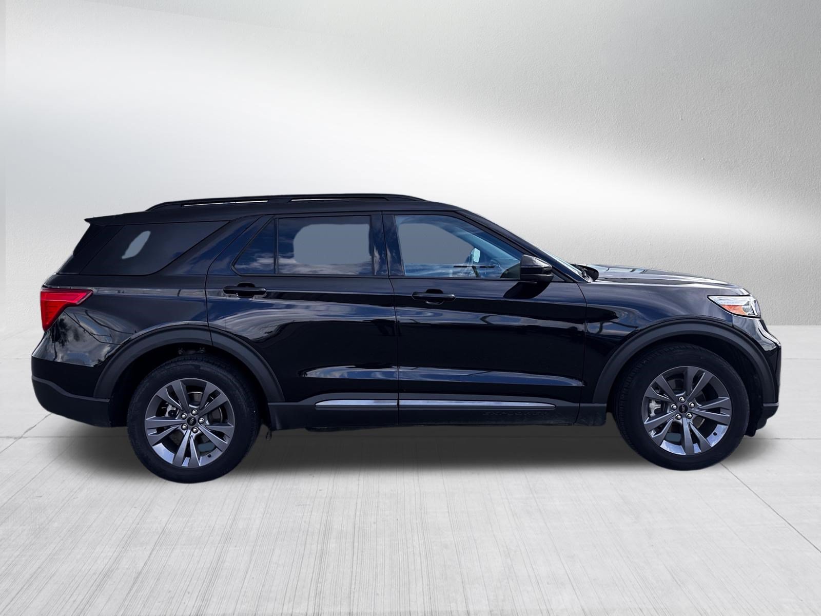 Certified 2022 Ford Explorer XLT w/ Equipment Group 202A AWD/4WD image 8