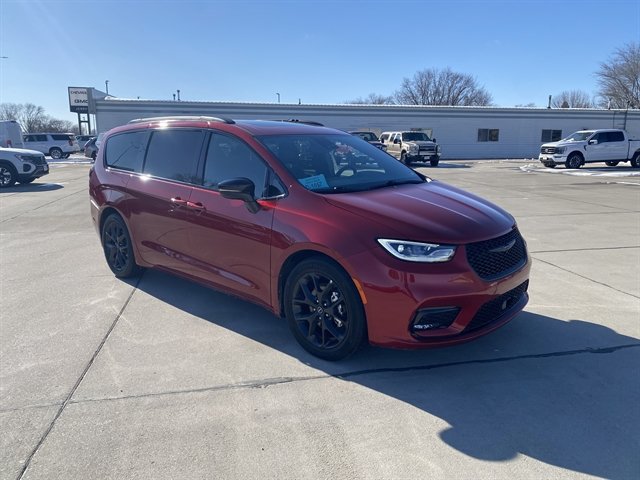 Used 2025 Chrysler Pacifica Limited FWD image 1