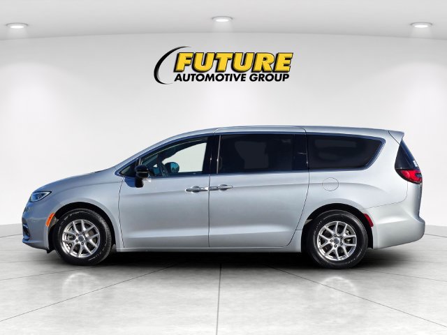 Used 2024 Chrysler Pacifica Touring-L FWD image 7