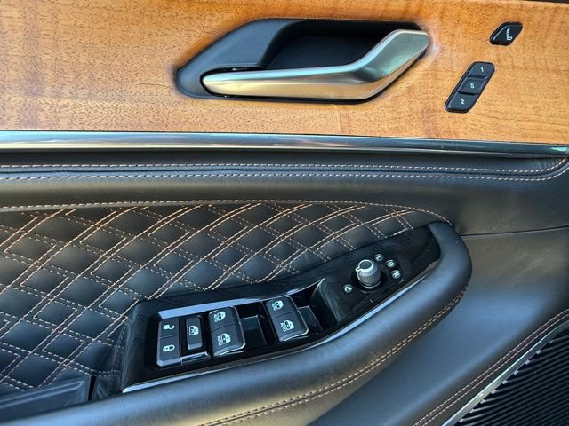 Used 2022 Jeep Grand Cherokee Summit AWD/4WD image 11