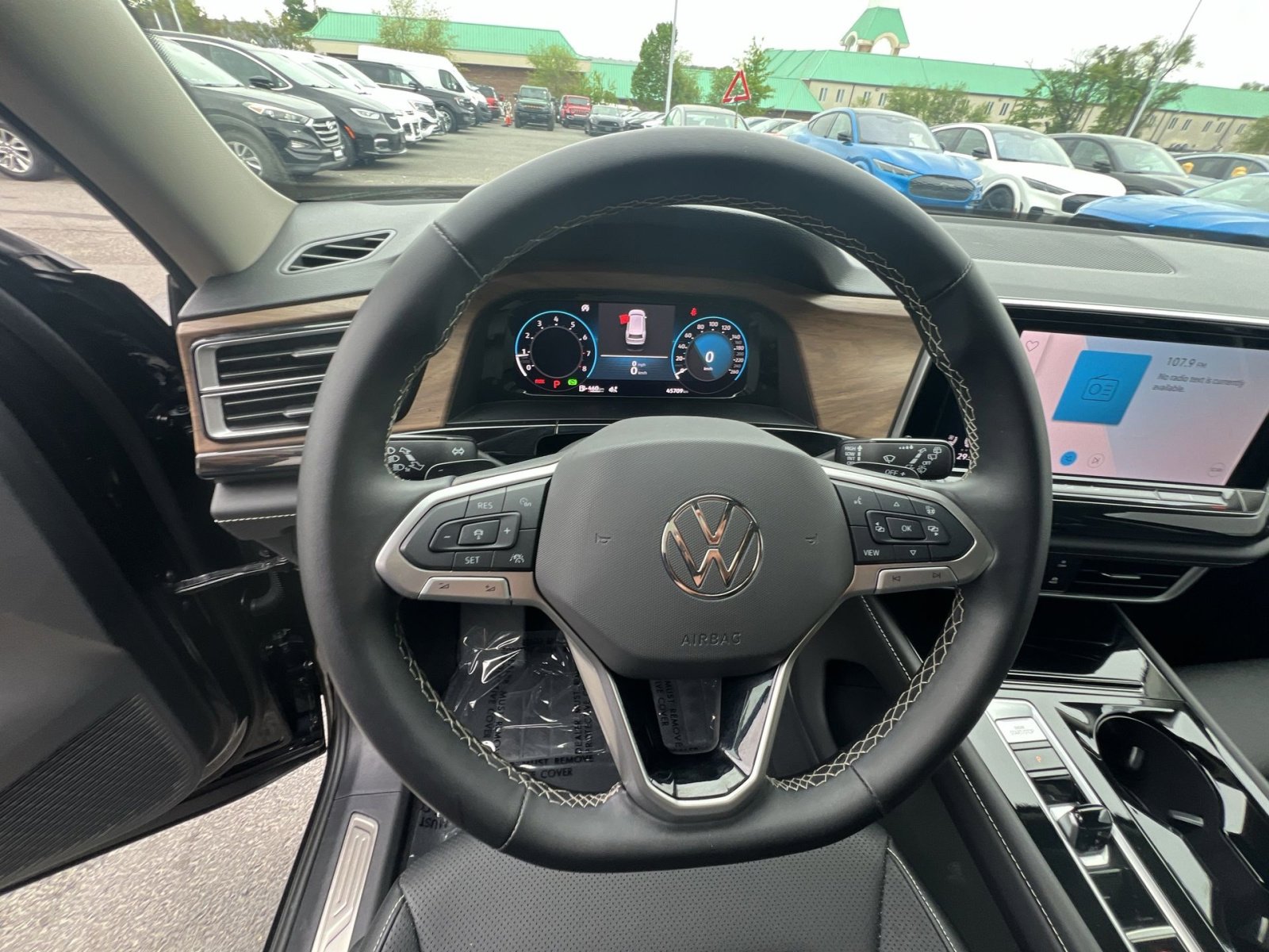 Used 2025 Volkswagen Atlas SE FWD image 24