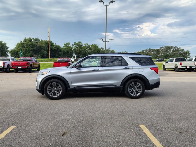 Certified 2021 Ford Explorer XLT w/ Equipment Group 202A AWD/4WD image 4