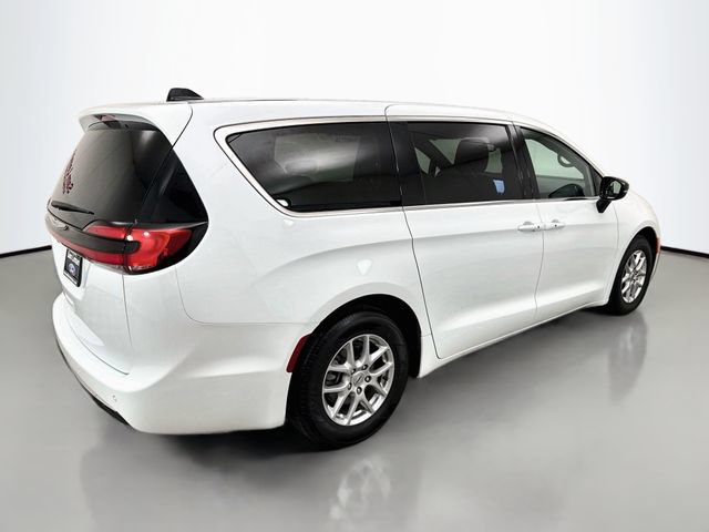 Used 2025 Chrysler Pacifica Select FWD image 7