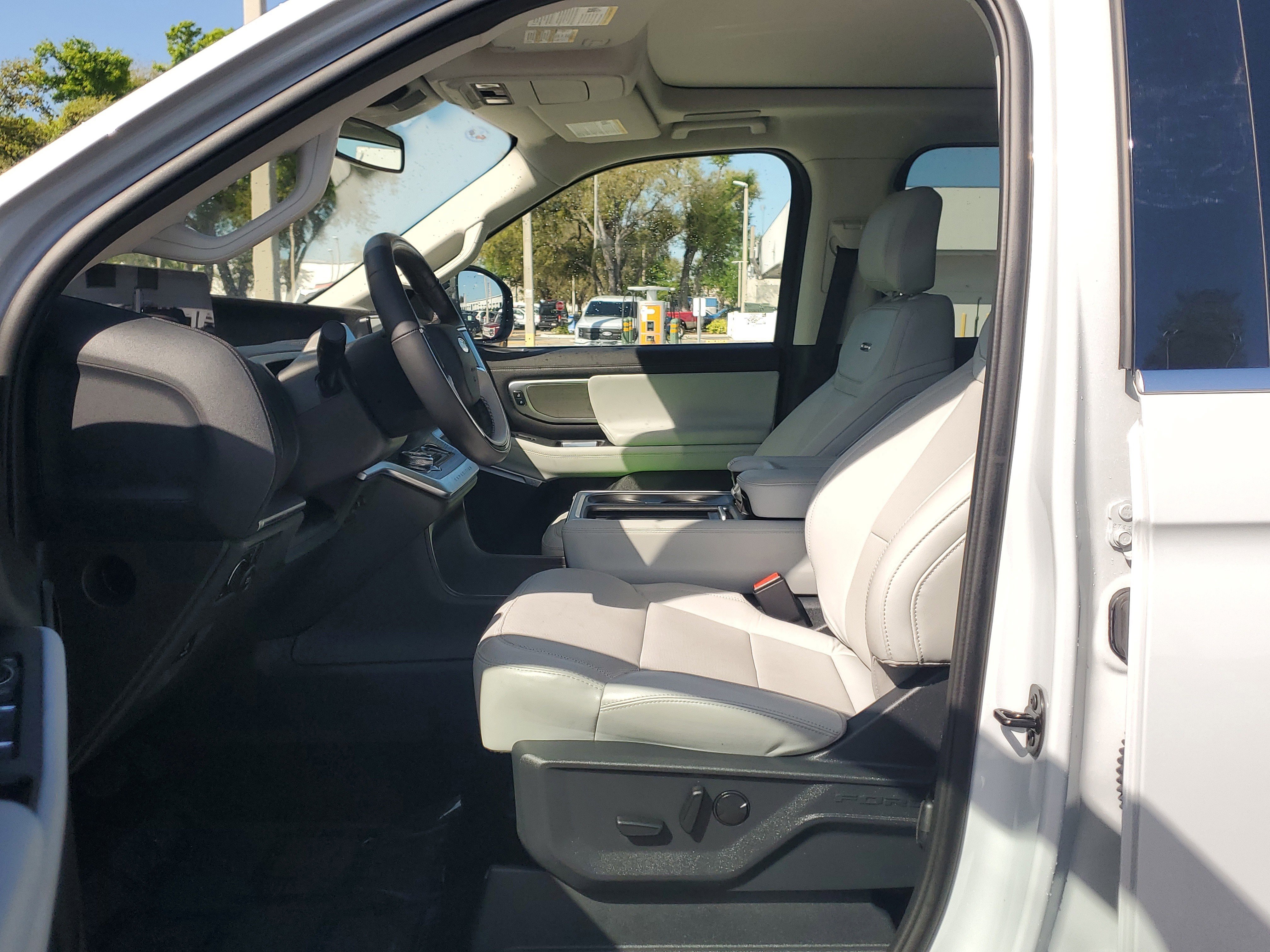 Certified 2025 Ford Expedition Platinum w/ Driver's Package image 21