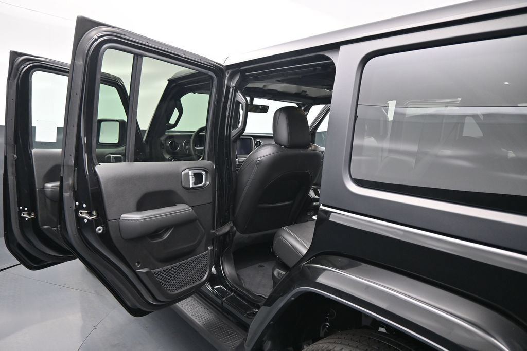 Used 2023 Jeep Wrangler Unlimited Sahara AWD/4WD image 15