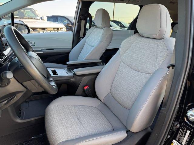 Used 2025 Toyota Sienna LE AWD/4WD image 14
