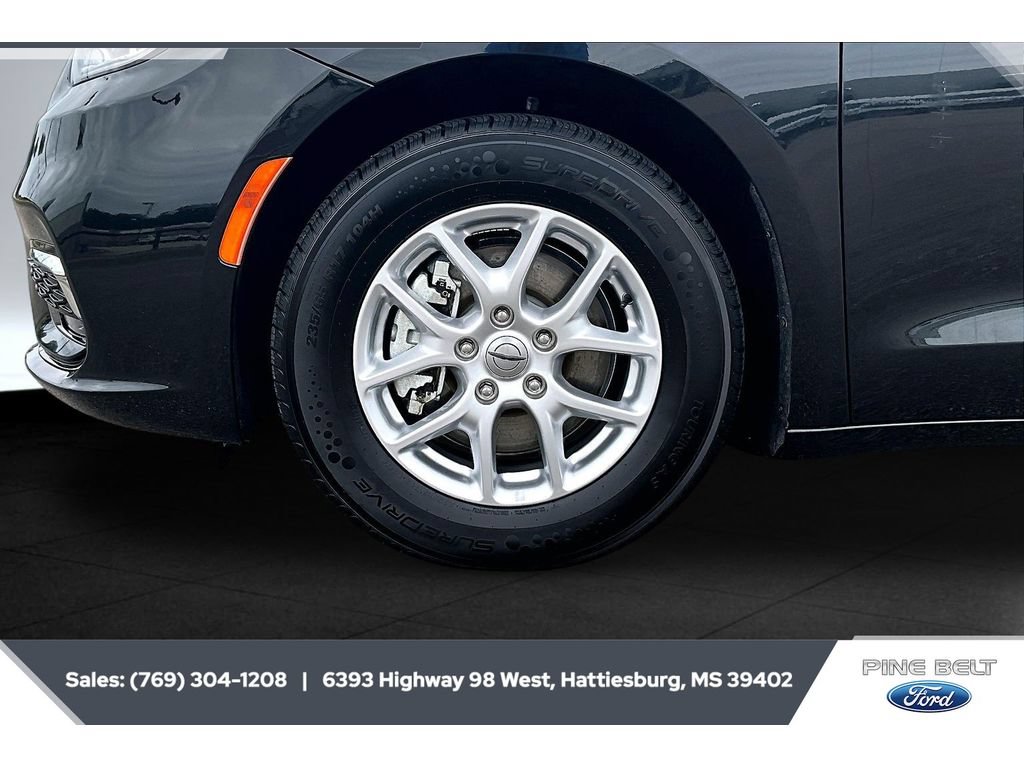 Used 2023 Chrysler Pacifica Touring-L FWD image 7