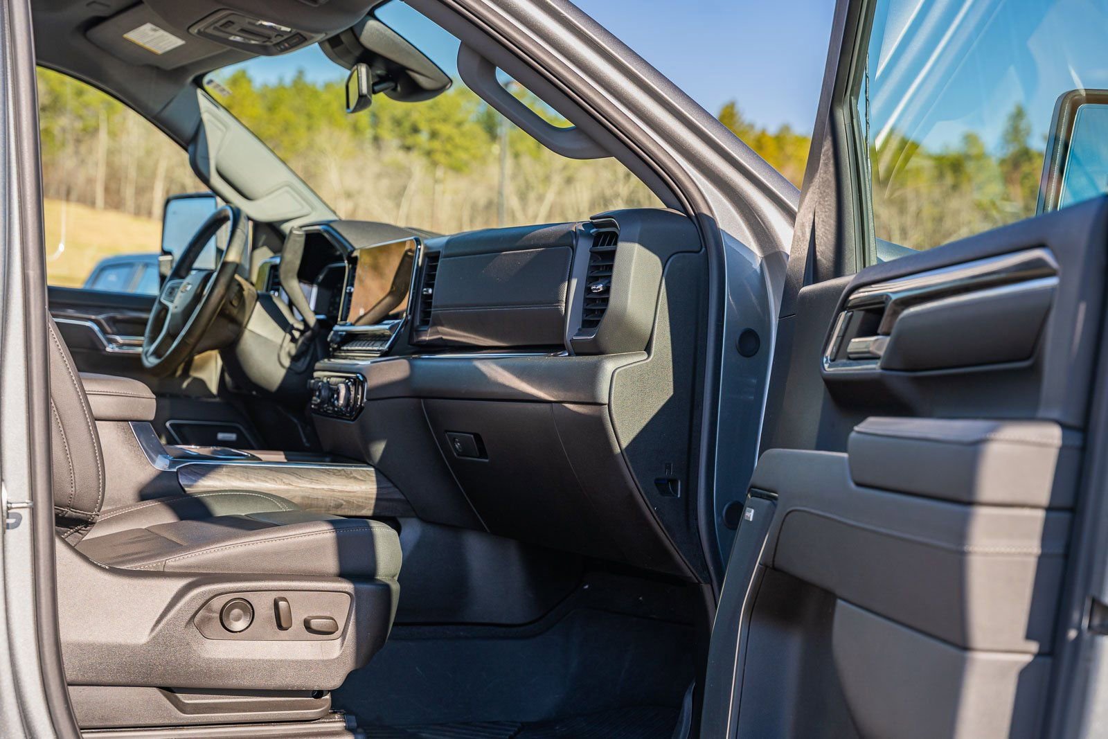 Used 2024 Chevrolet Silverado 2500 LTZ w/ LTZ Plus Package image 19