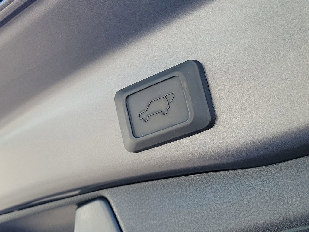 Used 2023 Toyota RAV4 XLE w/ Convenience Package image 11