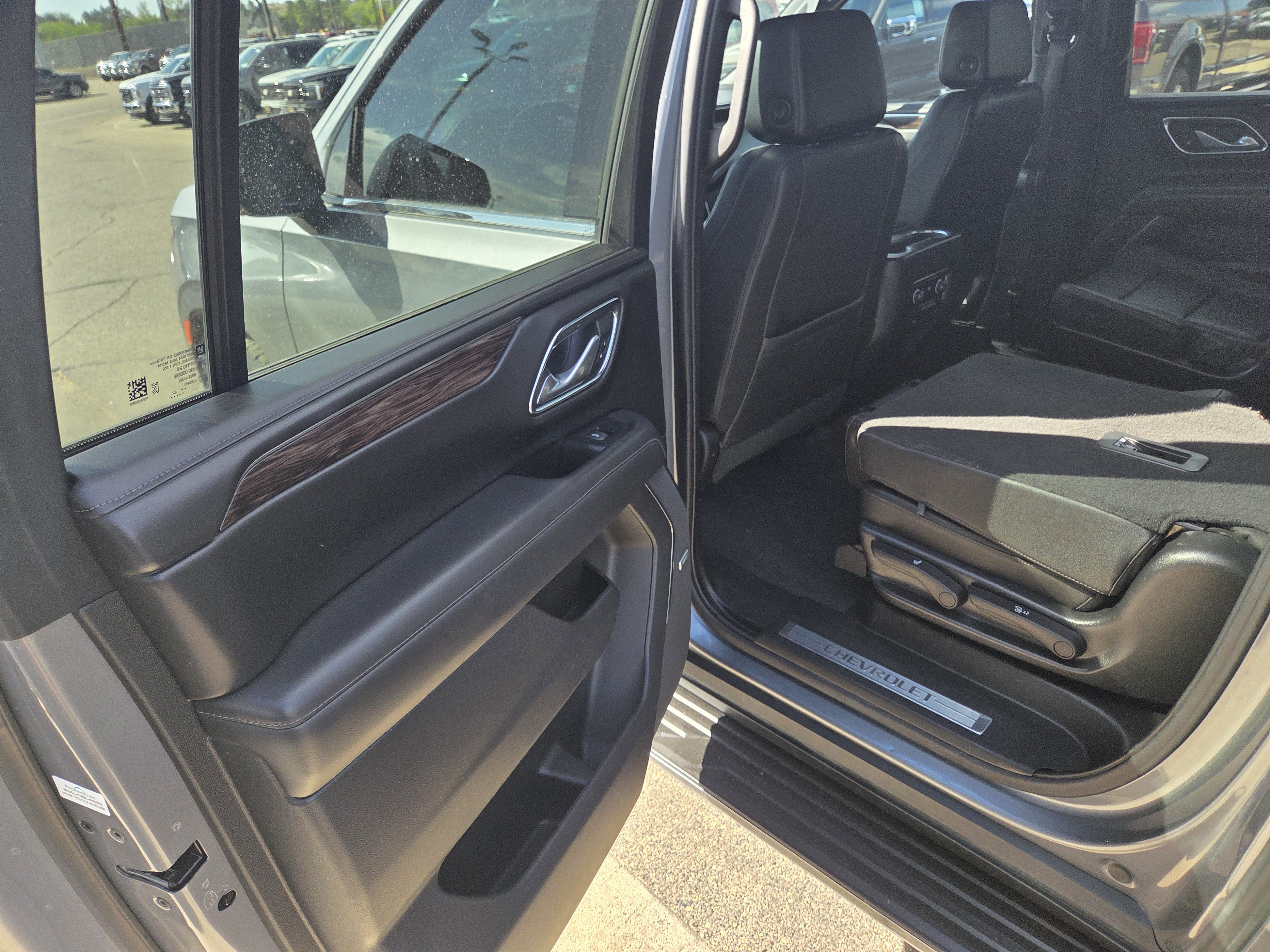Used 2022 Chevrolet Suburban LT w/ Luxury Package AWD/4WD image 12